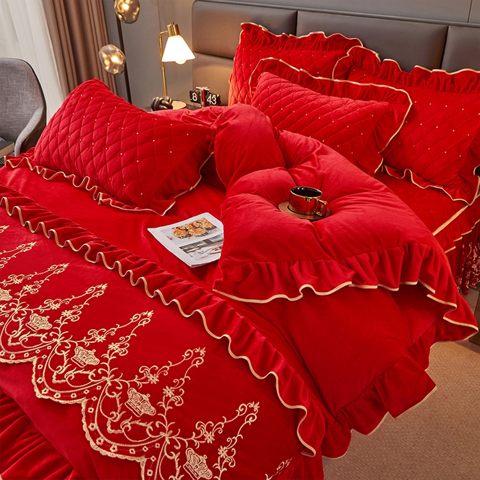 91家纺网 家纺一手货源 找家纺 罗艺轩 2024新款欧洲风情宝宝绒可拆卸夹棉床裙四件套 喜庆红