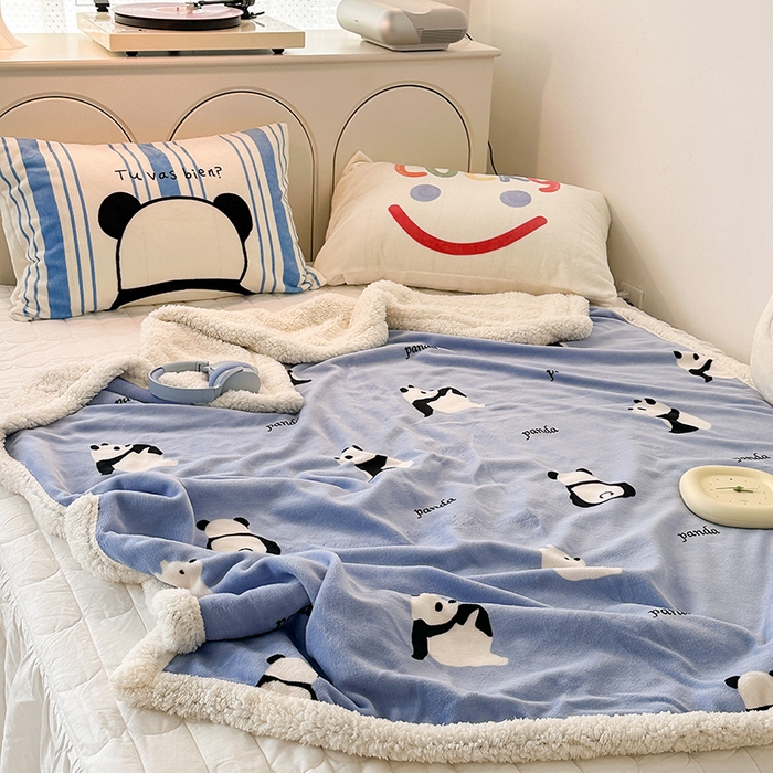 91家纺网 家纺一手货源 找家纺 昔可家纺 2023新款ins风牛奶绒羊羔绒印花毛毯（风格一） 蓝底熊猫