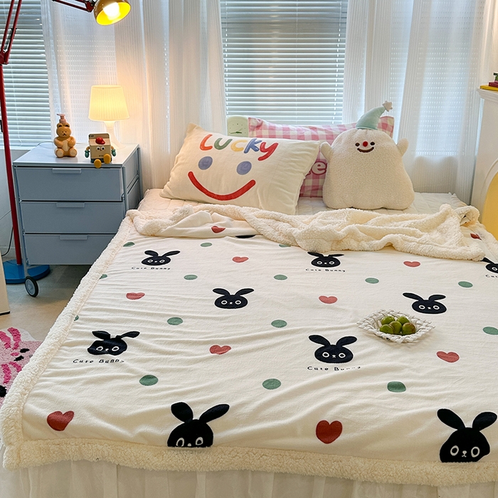 91家纺网 家纺一手货源 找家纺 昔可家纺 2023新款ins风牛奶绒羊羔绒印花毛毯（风格一） 波点小黑兔