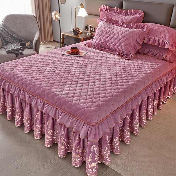 91家纺网 家纺一手货源 找家纺 罗艺轩 2024新款欧洲风情宝宝绒可拆卸夹棉床裙三件套 丁香紫