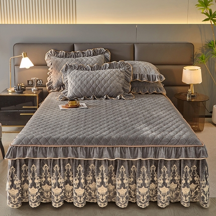 91家纺网 家纺一手货源 找家纺 罗艺轩 2024新款欧洲风情宝宝绒可拆卸夹棉床裙三件套 高级灰