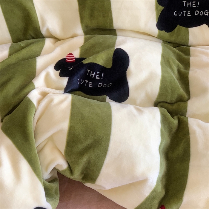 91家纺网 家纺一手货源 找家纺 星期八 2023新款210g双面牛奶绒印花四件套 条纹狗狗绿