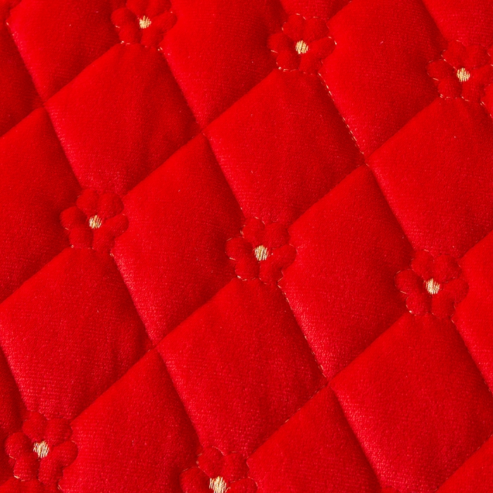 91家纺网 家纺一手货源 找家纺 罗艺轩 2024新款花季宝宝绒全套夹棉絎缝加厚系列床裙三件套 喜庆红