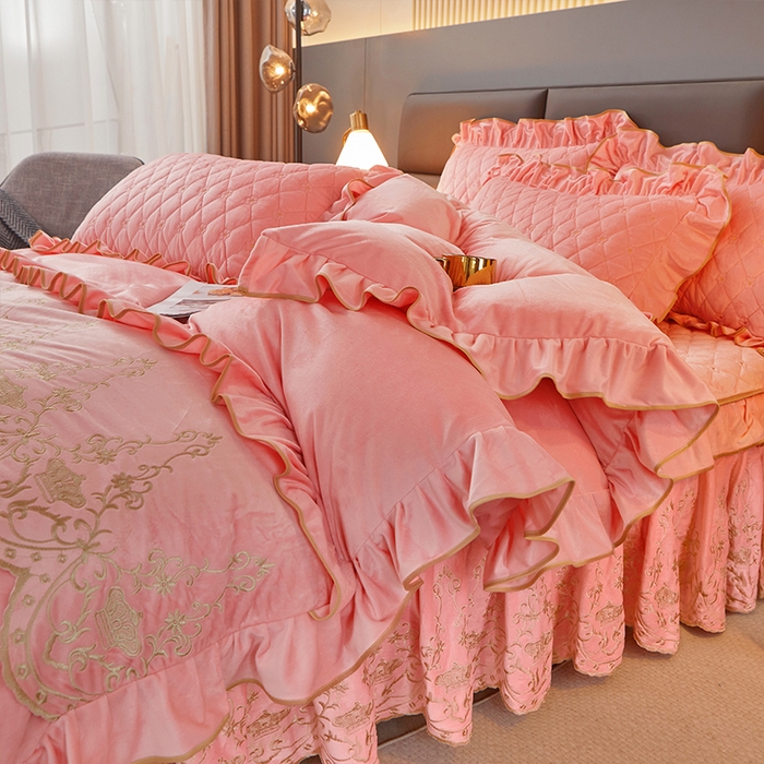 91家纺网 家纺一手货源 找家纺 罗艺轩 2024新款欧洲风情宝宝绒可拆卸夹棉床裙四件套 樱花粉