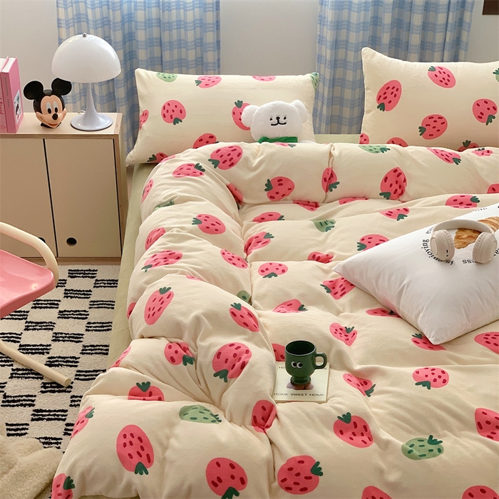 91家纺网 家纺一手货源 找家纺 星期八 2023新款210g双面牛奶绒印花四件套 小草莓