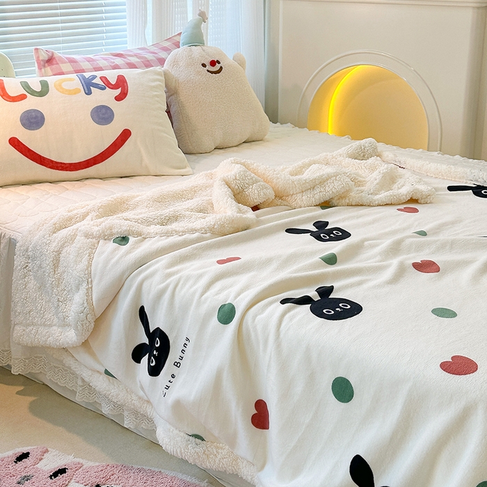 91家纺网 家纺一手货源 找家纺 昔可家纺 2023新款ins风牛奶绒羊羔绒印花毛毯（风格一） 波点小黑兔