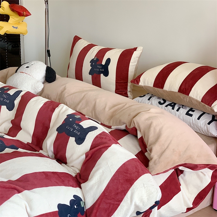 91家纺网 家纺一手货源 找家纺 星期八 2023新款210g双面牛奶绒印花四件套 条纹狗狗红