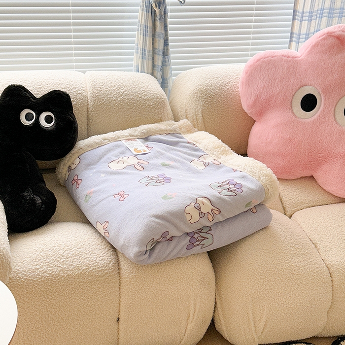 91家纺网 家纺一手货源 找家纺 昔可家纺 2023新款ins风牛奶绒羊羔绒印花毛毯（风格二） 萌萌紫底郁金香兔