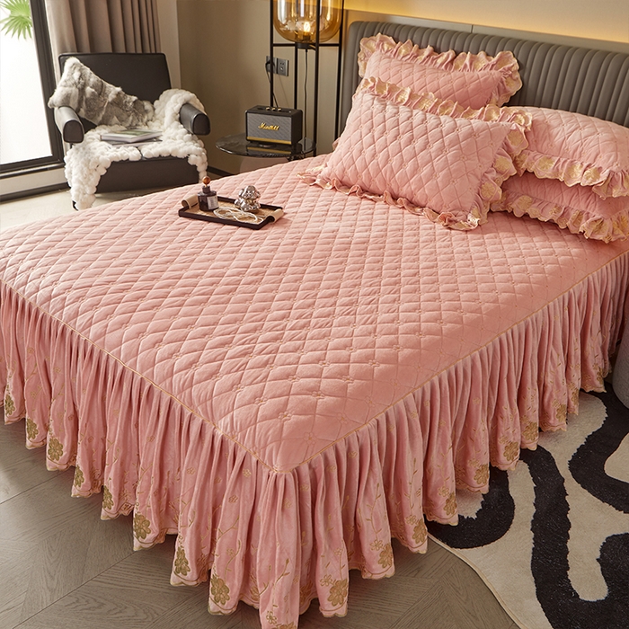 91家纺网 家纺一手货源 找家纺 罗艺轩 2024新款花季宝宝绒全套夹棉絎缝加厚系列床裙三件套 美人玉