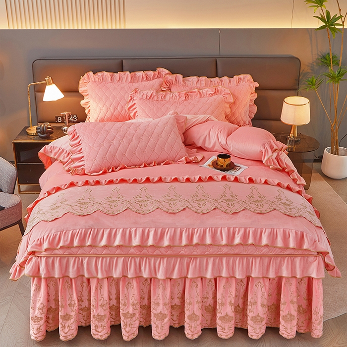 91家纺网 家纺一手货源 找家纺 罗艺轩 2024新款欧洲风情宝宝绒可拆卸夹棉床裙四件套 樱花粉