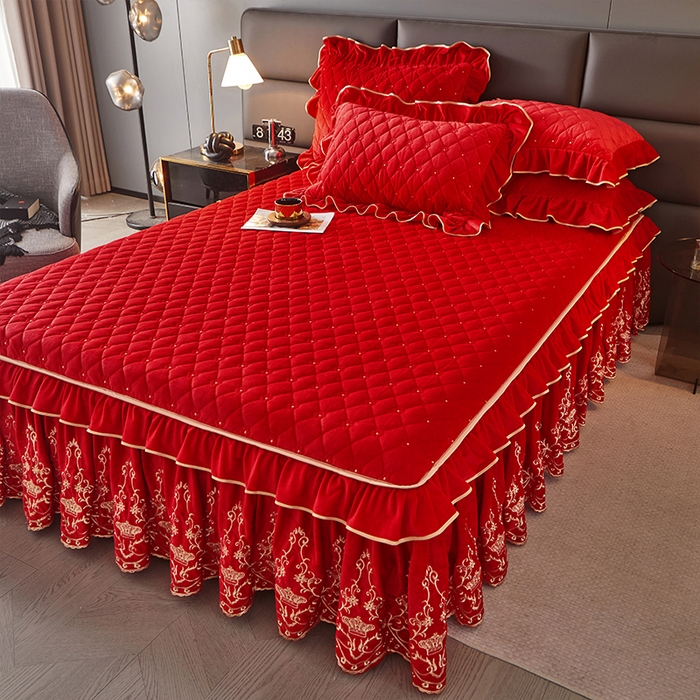 91家纺网 家纺一手货源 找家纺 罗艺轩 2024新款欧洲风情宝宝绒可拆卸夹棉床裙三件套 喜庆红