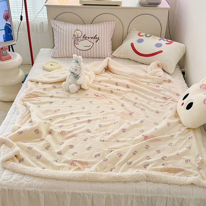 91家纺网 家纺一手货源 找家纺 昔可家纺 2023新款ins风牛奶绒羊羔绒印花毛毯（风格一） 天鹅玫瑰