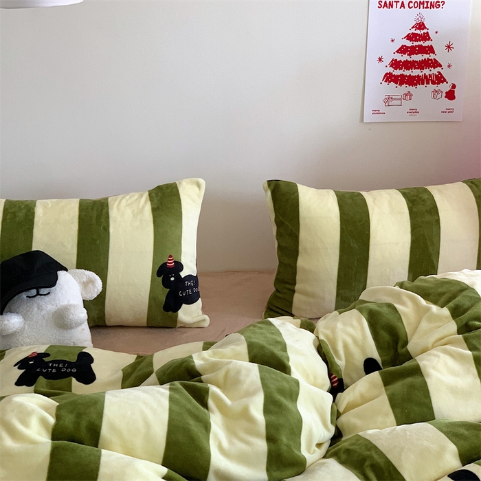 91家纺网 家纺一手货源 找家纺 星期八 2023新款210g双面牛奶绒印花四件套 条纹狗狗绿