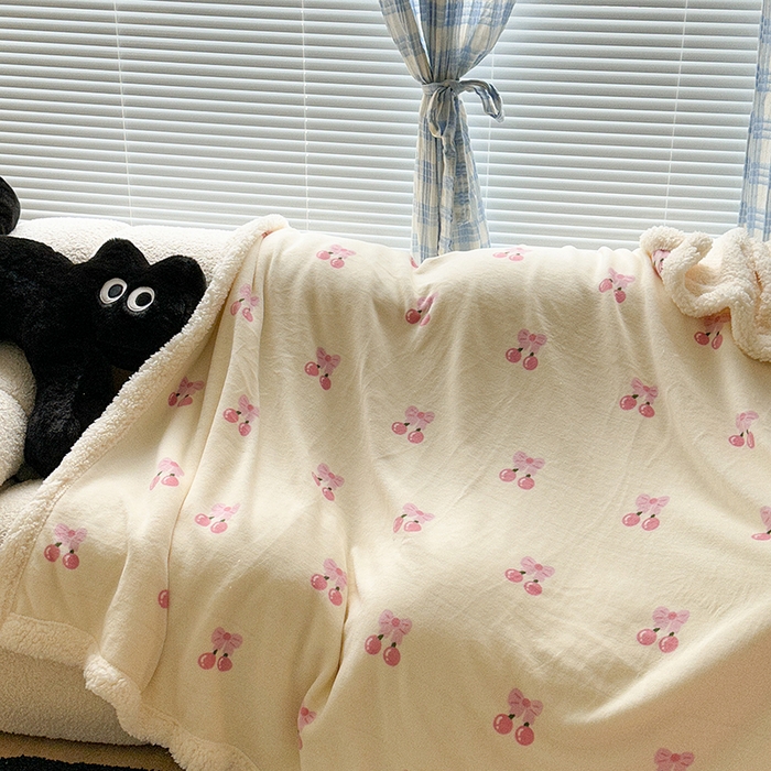 91家纺网 家纺一手货源 找家纺 昔可家纺 2023新款ins风牛奶绒羊羔绒印花毛毯（风格二） 一口樱桃