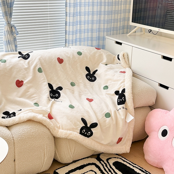 91家纺网 家纺一手货源 找家纺 昔可家纺 2023新款ins风牛奶绒羊羔绒印花毛毯（风格二） 波点小黑兔