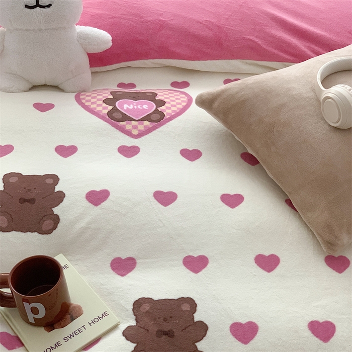 91家纺网 家纺一手货源 找家纺 星期八 2023新款210g双面牛奶绒印花四件套 爱心熊