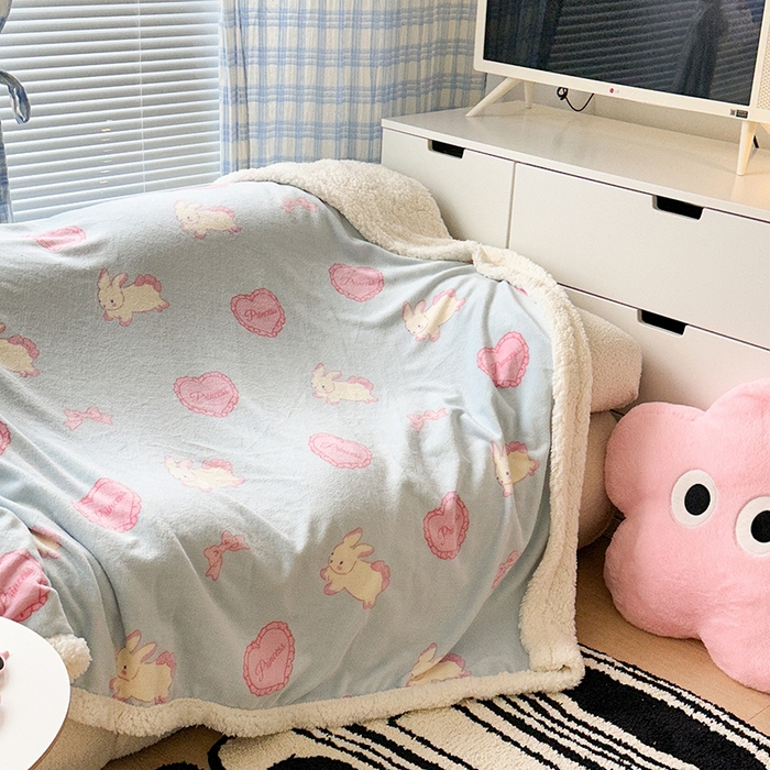 91家纺网 家纺一手货源 找家纺 昔可家纺 2023新款ins风牛奶绒羊羔绒印花毛毯（风格二） 萝莉爱心兔