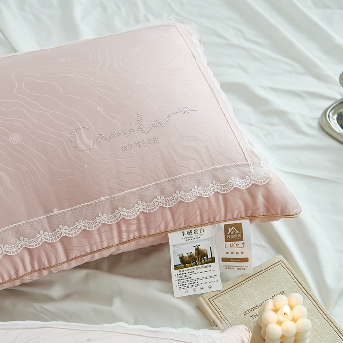 91家纺网 家纺一手货源 找家纺 拾光枕芯 2023新款羊绒蕾丝枕 粉色