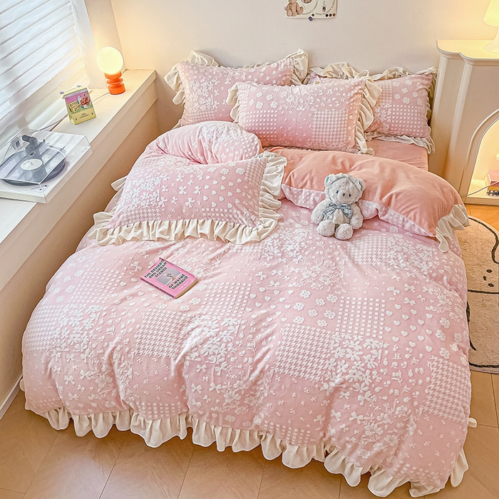 91家纺网 家纺一手货源 找家纺 琪格格纺织 2024新款暖绒蓄热全消光雕花绒花边四件套-雕花绒花边 雕花绒花边- 阿芙朵 粉