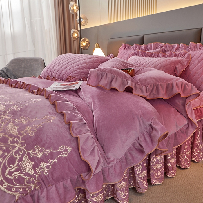 91家纺网 家纺一手货源 找家纺 罗艺轩 2024新款欧洲风情宝宝绒可拆卸夹棉床裙四件套 丁香紫