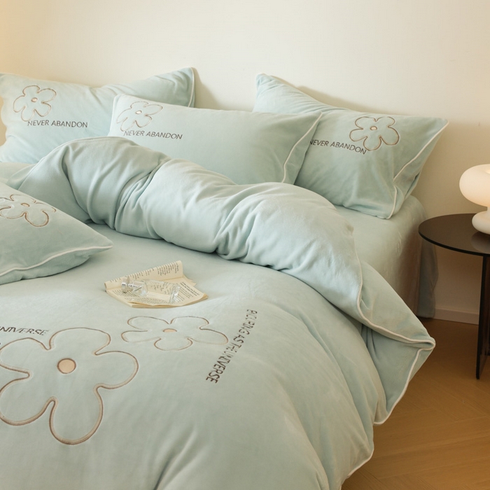 91家纺网 家纺一手货源 找家纺 万盛家纺 2025新款牛奶绒简约绣花四件套 艾草绿