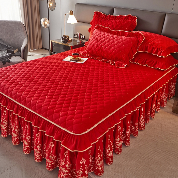 91家纺网 家纺一手货源 找家纺 罗艺轩 2024新款欧洲风情宝宝绒可拆卸夹棉床裙三件套 喜庆红