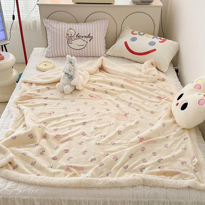 91家纺网 家纺一手货源 找家纺 昔可家纺 2023新款ins风牛奶绒羊羔绒印花毛毯（风格一） 天鹅玫瑰