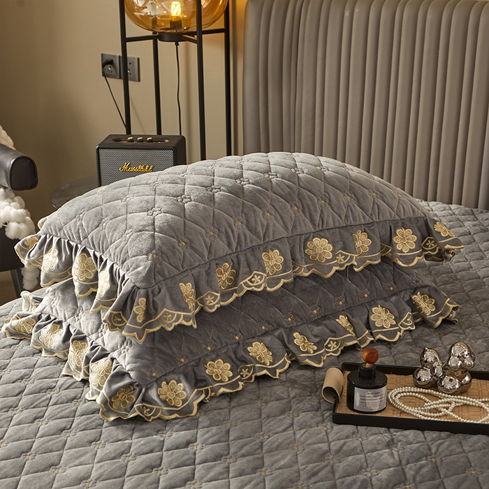 91家纺网 家纺一手货源 找家纺 罗艺轩 2024新款花季宝宝绒全套夹棉絎缝加厚系列床裙三件套 高级灰