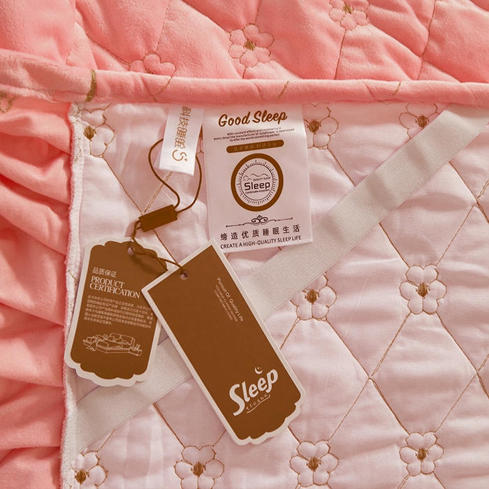 91家纺网 家纺一手货源 找家纺 罗艺轩 2024新款花季宝宝绒全套夹棉絎缝加厚系列床裙三件套 樱花粉