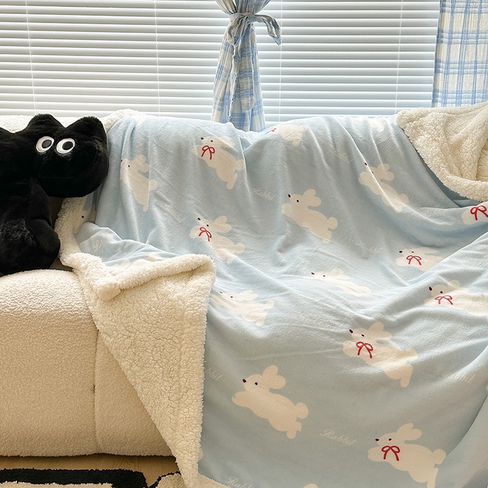 91家纺网 家纺一手货源 找家纺 昔可家纺 2023新款ins风牛奶绒羊羔绒印花毛毯（风格二） 丝带小兔蓝