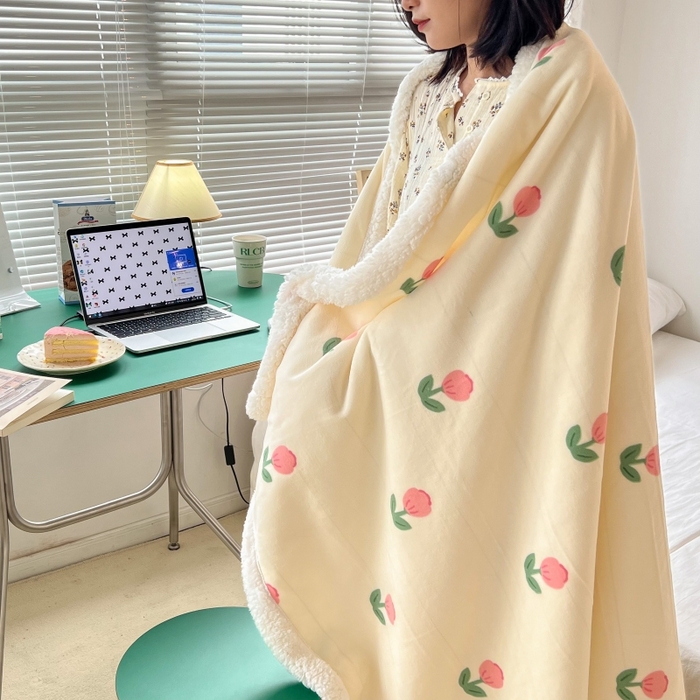 91家纺网 家纺一手货源 找家纺 昔可家纺 2023新款ins风牛奶绒羊羔绒印花毛毯（风格一） 粉嫩小郁金