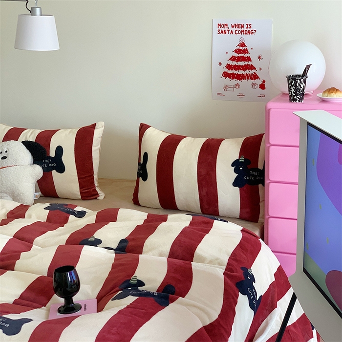 91家纺网 家纺一手货源 找家纺 星期八 2023新款210g双面牛奶绒印花四件套 条纹狗狗红