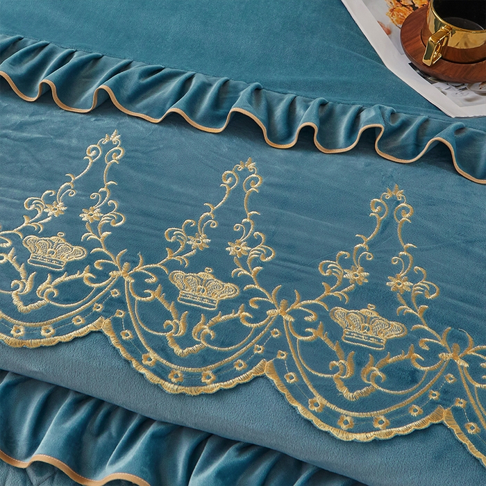 91家纺网 家纺一手货源 找家纺 罗艺轩 2024新款欧洲风情宝宝绒可拆卸夹棉床裙四件套 绅士蓝