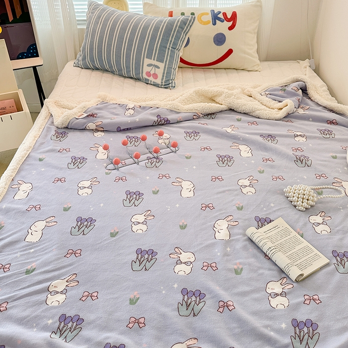 91家纺网 家纺一手货源 找家纺 昔可家纺 2023新款ins风牛奶绒羊羔绒印花毛毯（风格一） 萌萌紫底郁金香兔