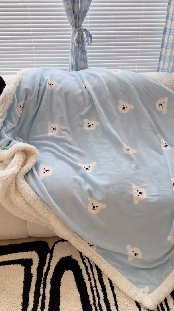 91家纺网 家纺一手货源 找家纺 昔可家纺 2023新款ins风牛奶绒羊羔绒印花毛毯（风格二） 蓝底小白熊