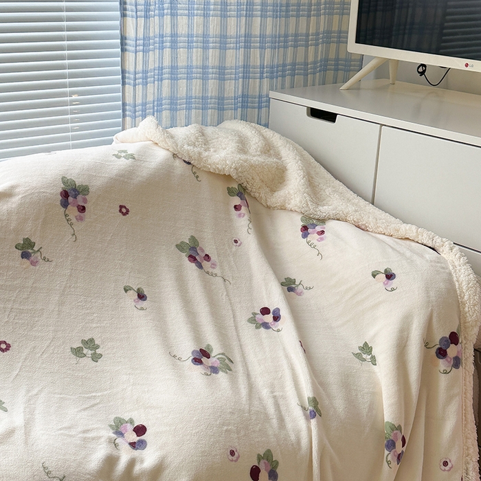 91家纺网 家纺一手货源 找家纺 昔可家纺 2023新款ins风牛奶绒羊羔绒印花毛毯（风格二） 紫色葡萄