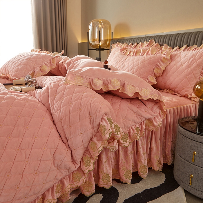 91家纺网 家纺一手货源 找家纺 罗艺轩 2024新款花季宝宝绒全套夹棉絎缝加厚系列床裙套件 美人玉