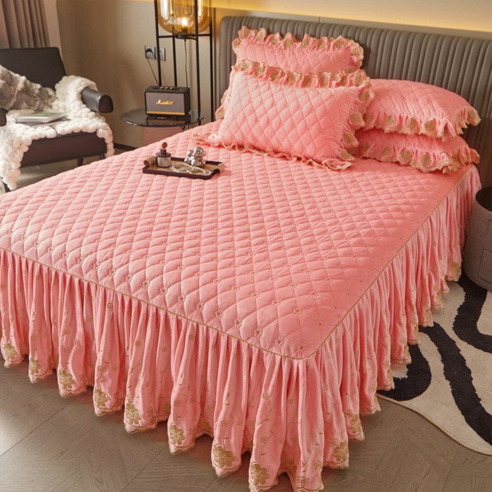 91家纺网 家纺一手货源 找家纺 罗艺轩 2024新款花季宝宝绒全套夹棉絎缝加厚系列床裙三件套 樱花粉