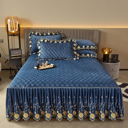 91家纺网 家纺一手货源 找家纺 罗艺轩 2024新款花季宝宝绒全套夹棉絎缝加厚系列床裙三件套 宝石蓝