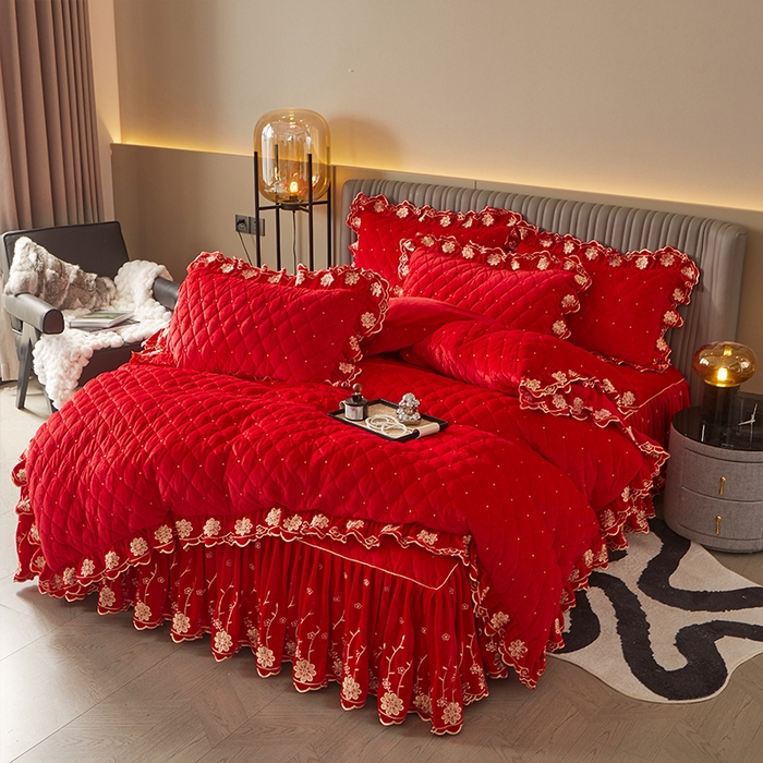 91家纺网 家纺一手货源 找家纺 罗艺轩 2024新款花季宝宝绒全套夹棉絎缝加厚系列床裙套件 喜庆红