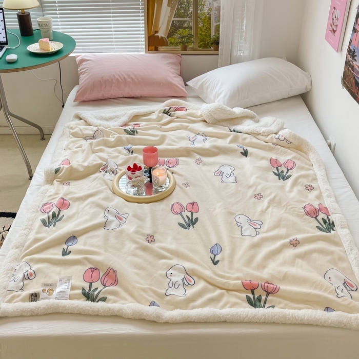 91家纺网 家纺一手货源 找家纺 昔可家纺 2023新款ins风牛奶绒羊羔绒印花毛毯（风格一） 粉粉郁金兔