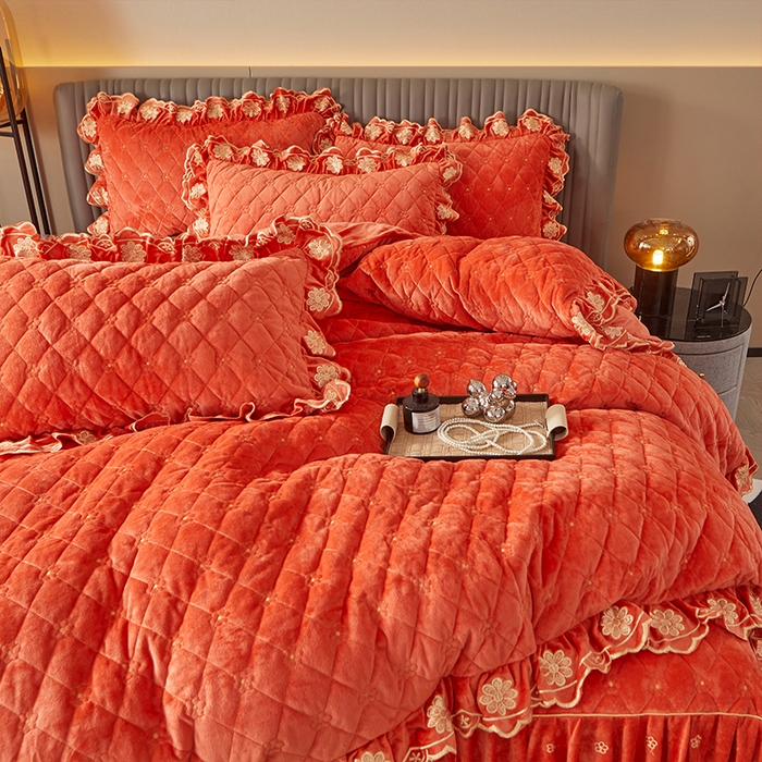 91家纺网 家纺一手货源 找家纺 罗艺轩 2024新款花季宝宝绒全套夹棉絎缝加厚系列床裙套件 爱玛橙