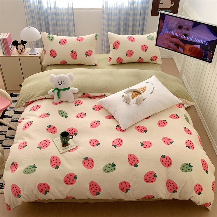 91家纺网 家纺一手货源 找家纺 星期八 2023新款210g双面牛奶绒印花四件套 小草莓