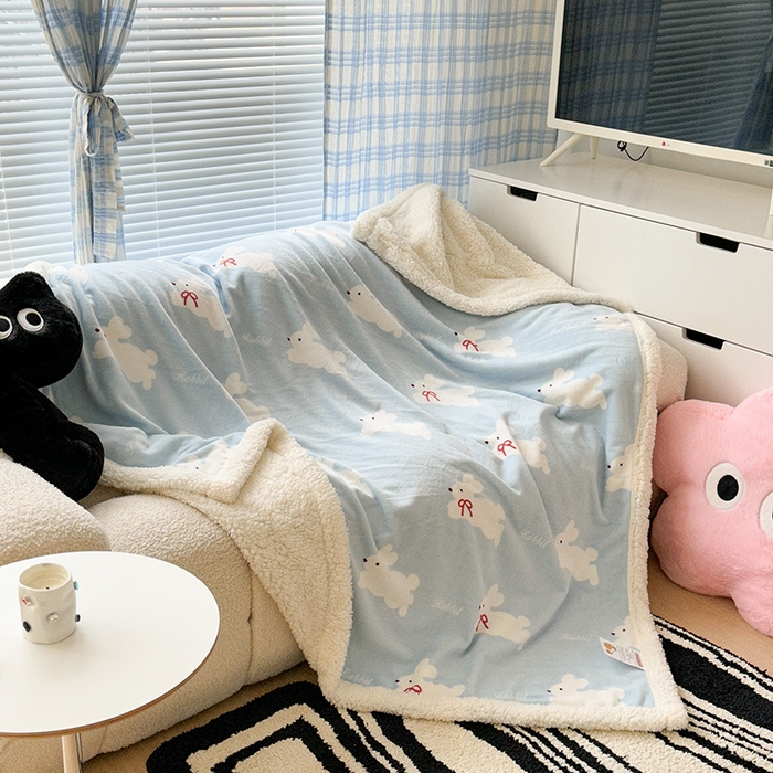 91家纺网 家纺一手货源 找家纺 昔可家纺 2023新款ins风牛奶绒羊羔绒印花毛毯（风格二） 丝带小兔蓝