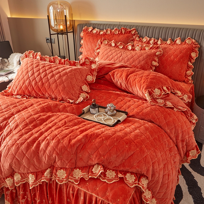 91家纺网 家纺一手货源 找家纺 罗艺轩 2024新款花季宝宝绒全套夹棉絎缝加厚系列床裙套件 爱玛橙