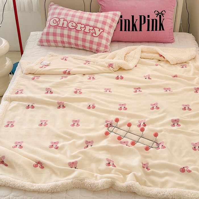 91家纺网 家纺一手货源 找家纺 昔可家纺 2023新款ins风牛奶绒羊羔绒印花毛毯（风格一） 一口樱桃