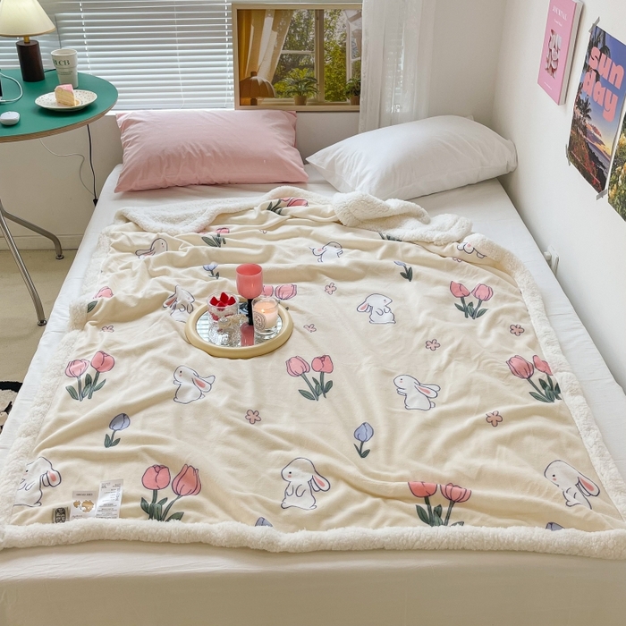 91家纺网 家纺一手货源 找家纺 昔可家纺 2023新款ins风牛奶绒羊羔绒印花毛毯（风格一） 粉粉郁金兔