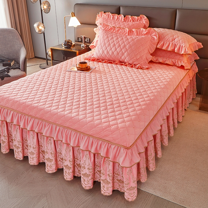 91家纺网 家纺一手货源 找家纺 罗艺轩 2024新款欧洲风情宝宝绒可拆卸夹棉床裙三件套 樱花粉