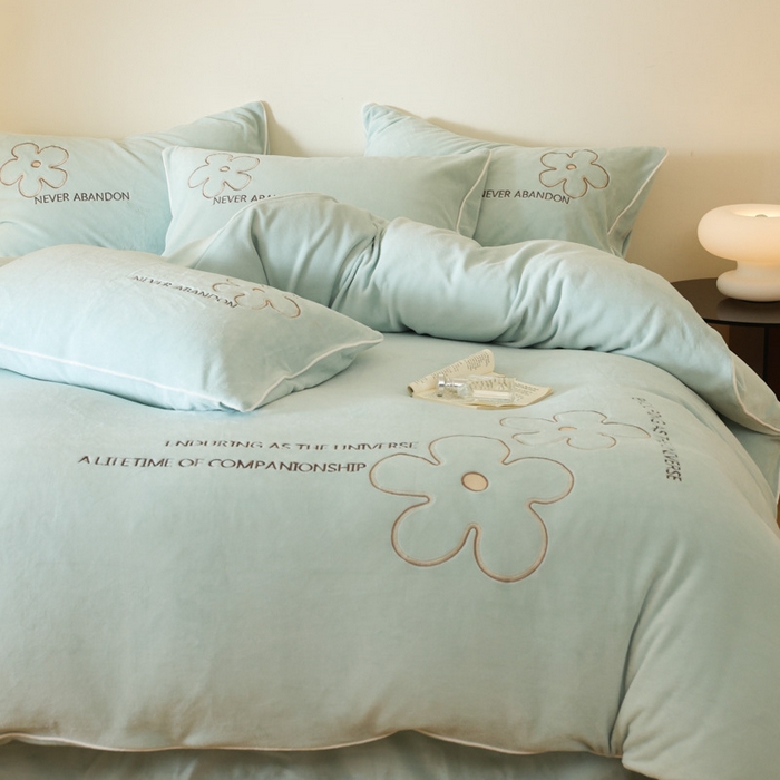 91家纺网 家纺一手货源 找家纺 万盛家纺 2025新款牛奶绒简约绣花四件套 艾草绿