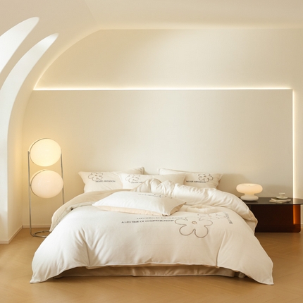 91家纺网 家纺一手货源 找家纺 万盛家纺 2025新款牛奶绒简约绣花四件套 香草白